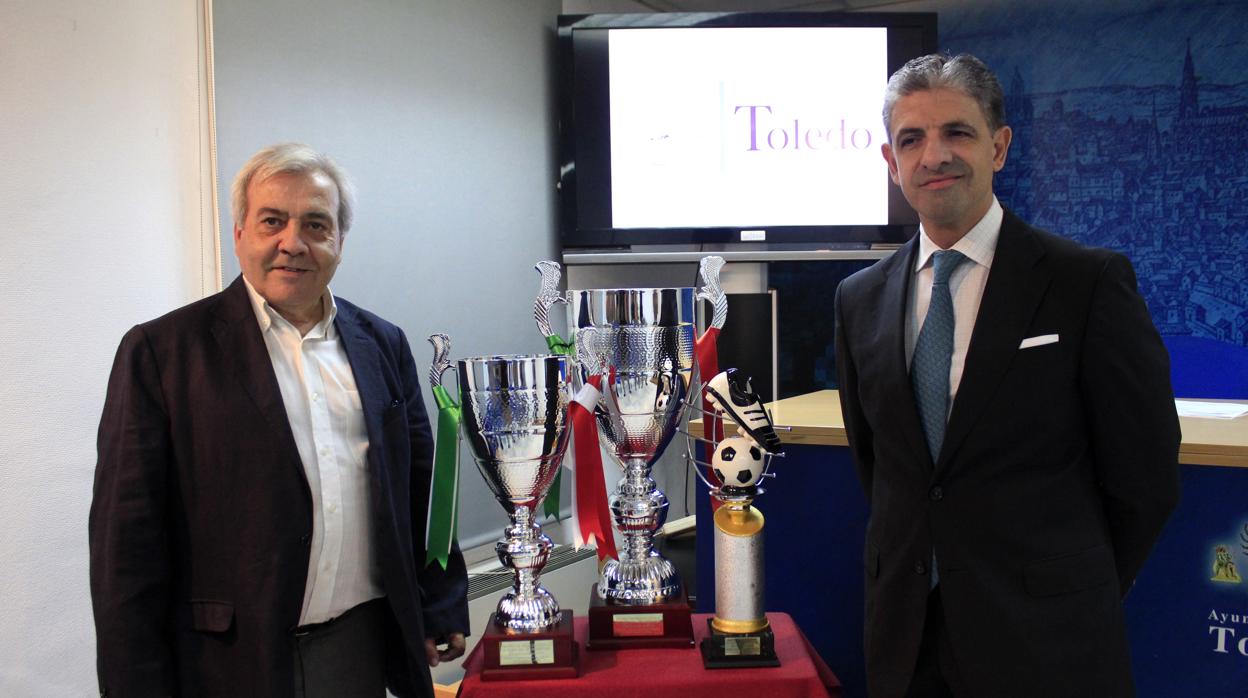 El concejal Juan José Pérez del Pino, con el presidente del Toledo, Juan Juárez, presentan el Trofeo de Feria