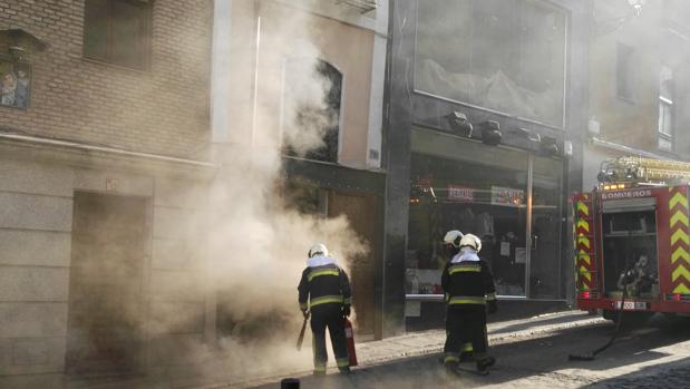 Un incendio deja sin luz a varios comercios del Casco