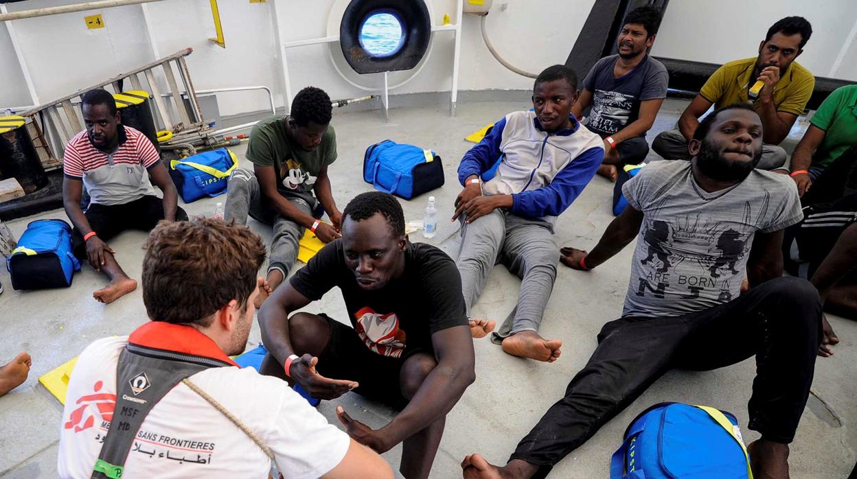 El Aquarius solicita un puerto seguro para desembarcar a 141 migrantes rescatados en el Mediterráneo
