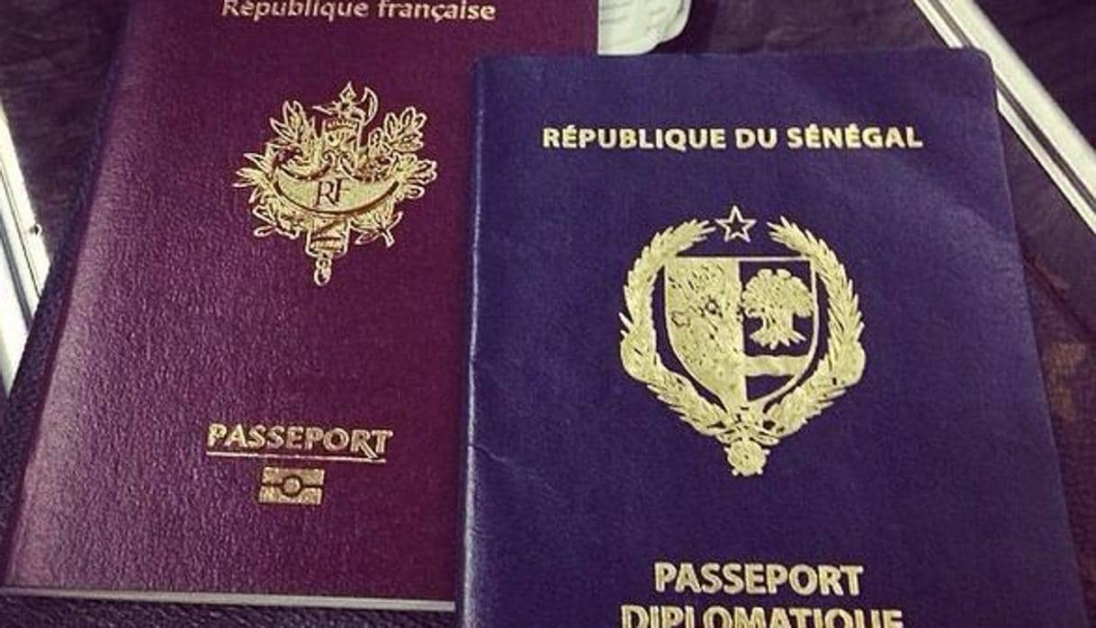 Un pasaporte francés y un pasaporte diplomático de Senegal