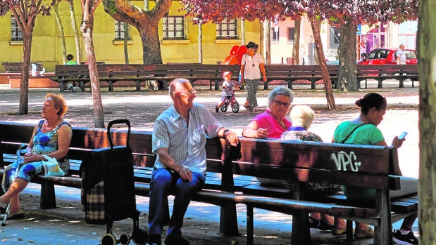 El número de jóvenes de la región cae al mismo ritmo que aumentan los mayores