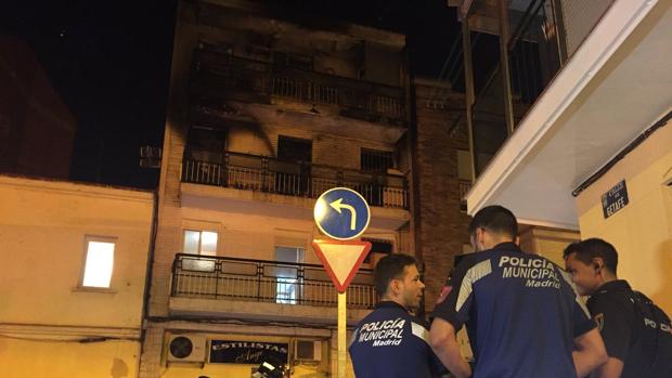 Un hombre causa un incendio en Villaverde al quemarse a lo bonzo tras discutir con su pareja