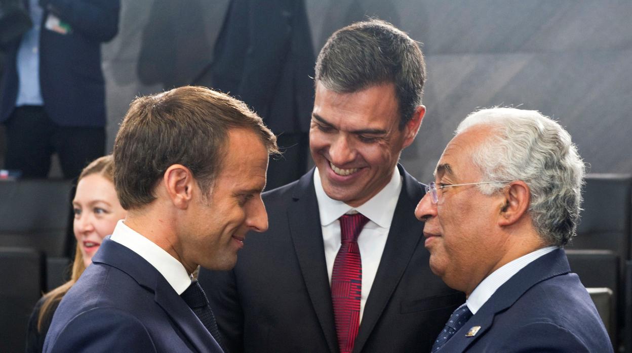 Pedro Sánchez con el presidente de Francia. Emmanuel Macron, y el presidente de Portugal, Antonio Costa