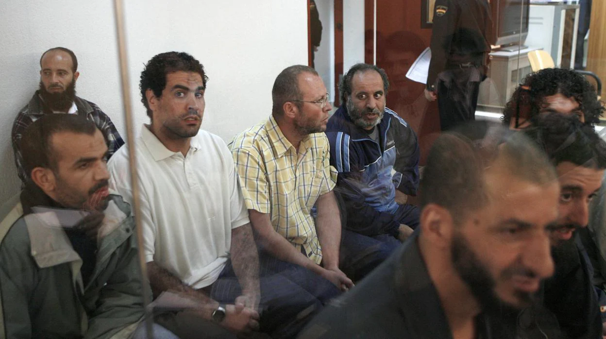 Abdelkrim Bensmail (dcha.), uno de los presuntos terroristas a los que juzga la Audiencia Nacional en 2007
