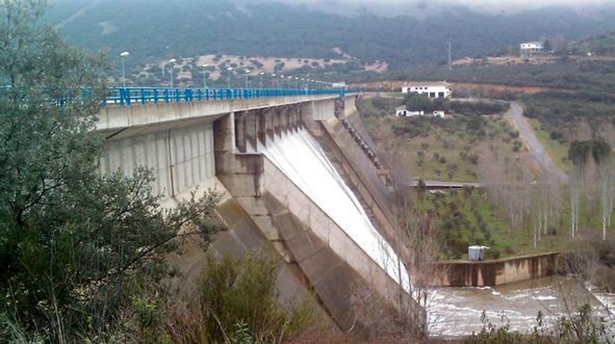 Embalse de Torre de Abraham desembalsando agua