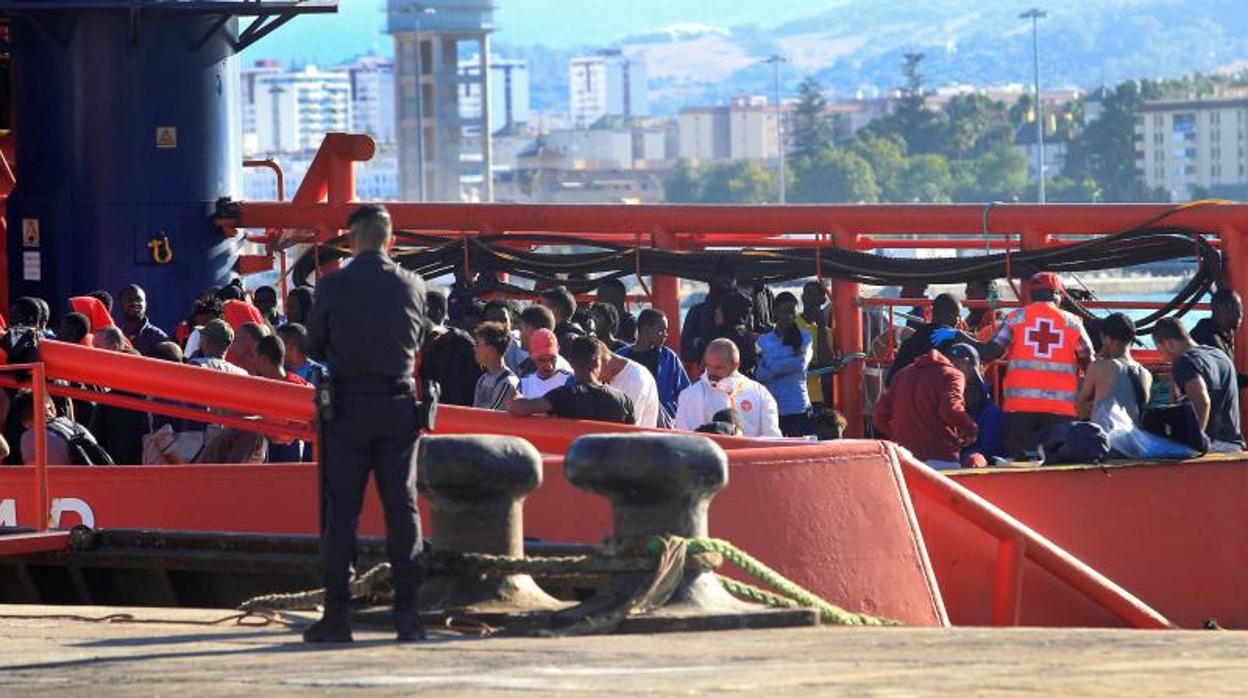 Efectivos policiales en Algeciras junto a algunos de los inmigrantes rescatados por Salvamento Marítimo ayer en aguas del Estrecho de Gibraltar