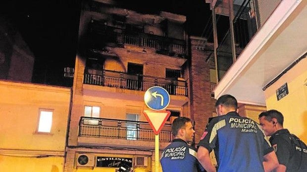 El hombre que provocó el incendio en Villaverde se roció pegamento y abrazó a su mujer para matarla