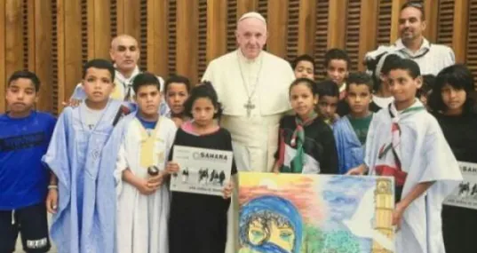 El Papa Francisco con menores de la RASD este verano