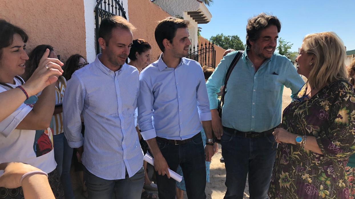 El concejal Santiago Serrano con los vecinos del barrio El Paredón