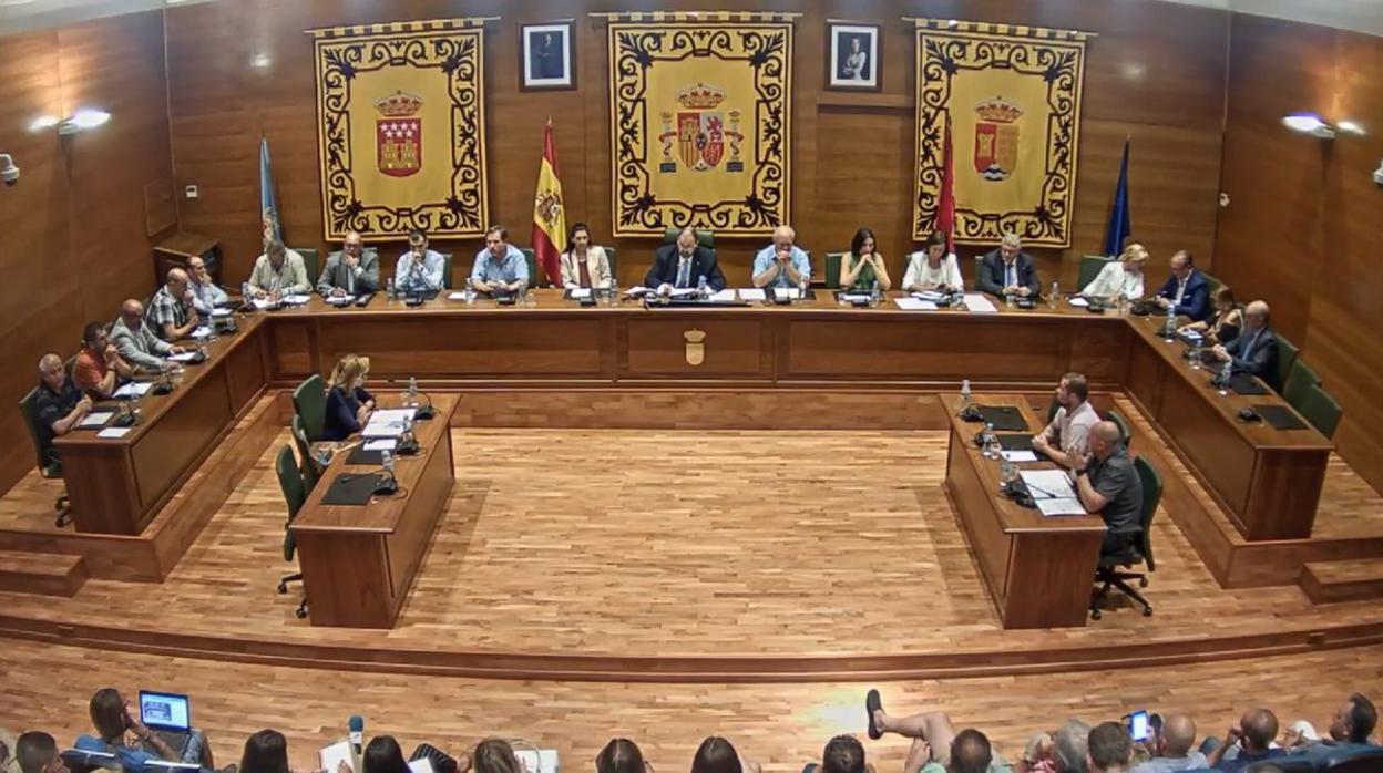Pleno en que se ha nombrado alcalde de Arroyomolinos a Andrés Martínez (Ciudadanos)