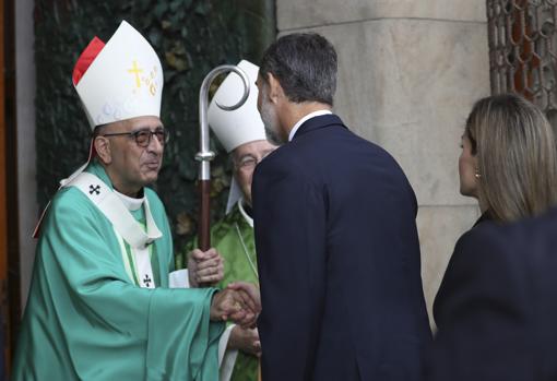 Los Reyes, con el cardenal-arzobispo de Barcelona tras los atentados