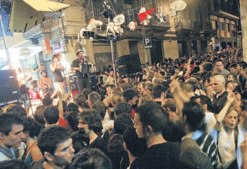 Los conciertos nocturnos concentran miles de personas en las calles y plazas del barrio