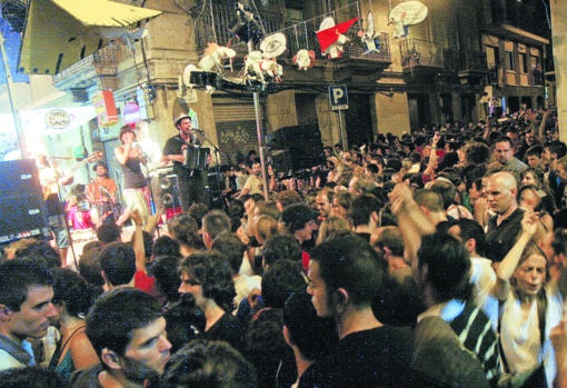 Los conciertos nocturnos concentran miles de personas en las calles y plazas del barrio