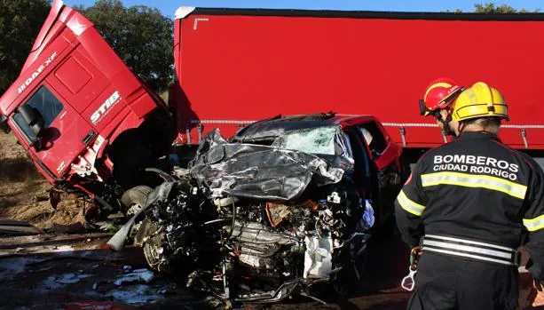 Fallecen dos jóvenes en un accidente de tráfico en Fuentes de Oñoro (Salamanca)