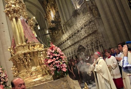 El arzobispo bendice a la Virgen del Sagrario con el incensario