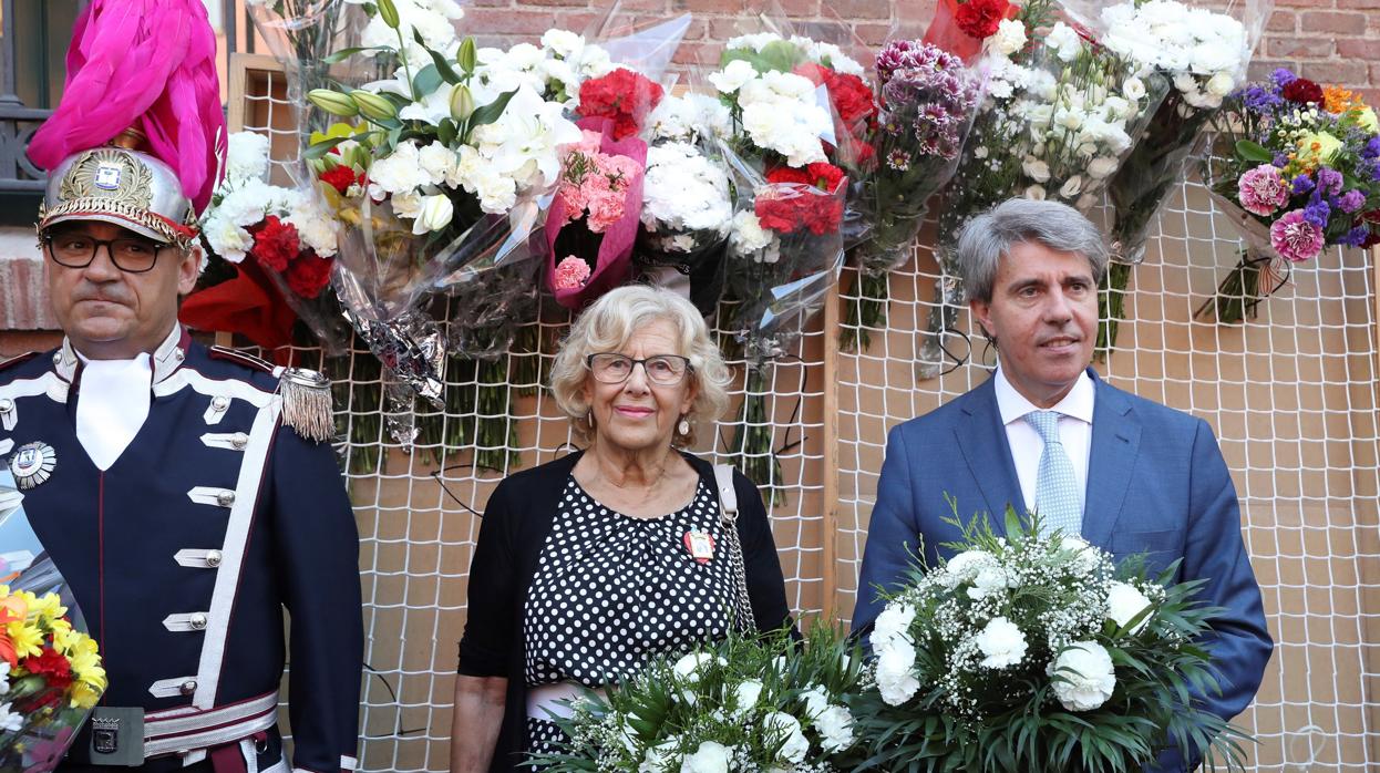 Carmena y Garrido realizan la ofrenda floral ante la iglesia de La Almudena