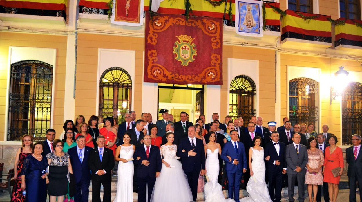 Foto de familia, con las autoridades, en el inicio del las fiestas