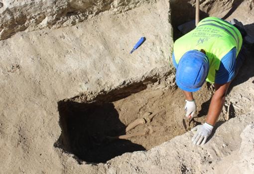 Varias fosas con esqueletos humanos han quedado al descubierto