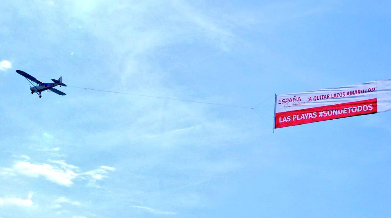 La avioneta contratada por Cs sobrevuela las playas catalanas