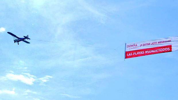 Una avioneta de Ciudadanos sobrevuela las playas catalanas llamando a quitar lazos amarillos