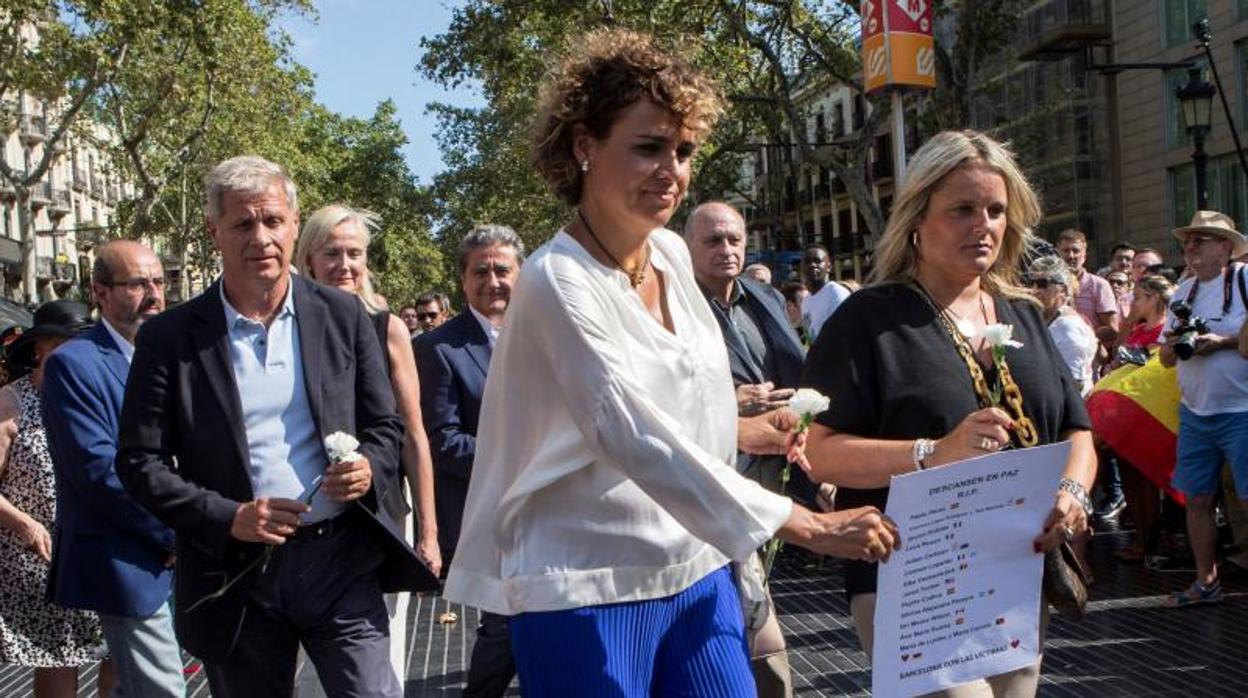 La portavoz del PP en el Congreso de los Diputados, Dolors Montserrat, durante el acto de homenaje organizado por ACVOT, a las víctimas de los atentados en Las Ramblas y Cambrils (Tarragona), celebrado este jueves en Barcelona