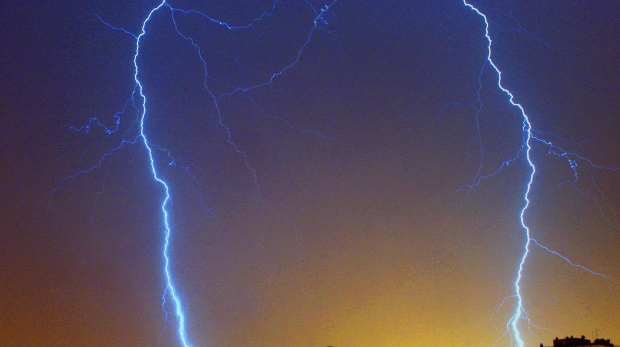 Imagen de archivo de una tormenta de rayos en la Comunidad