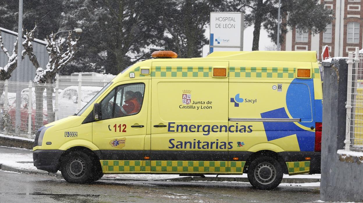 Ambulancia del 112 Castilla y León en un hospital de Castilla y León
