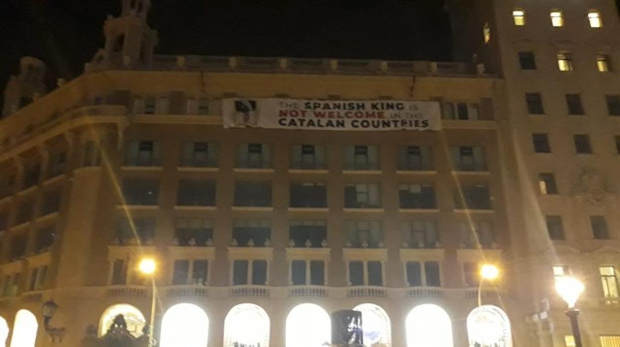 Pancarta colocada por independentistas en la Plaza Cataluña de Barcelona