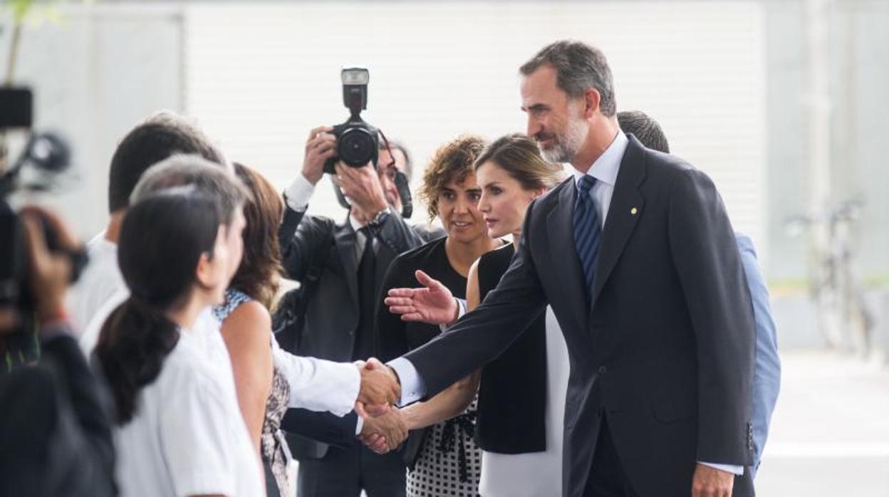 Los Reyes Felipe VI y Leticia visitan a los heridos de los atentados del 17-A, hace un año