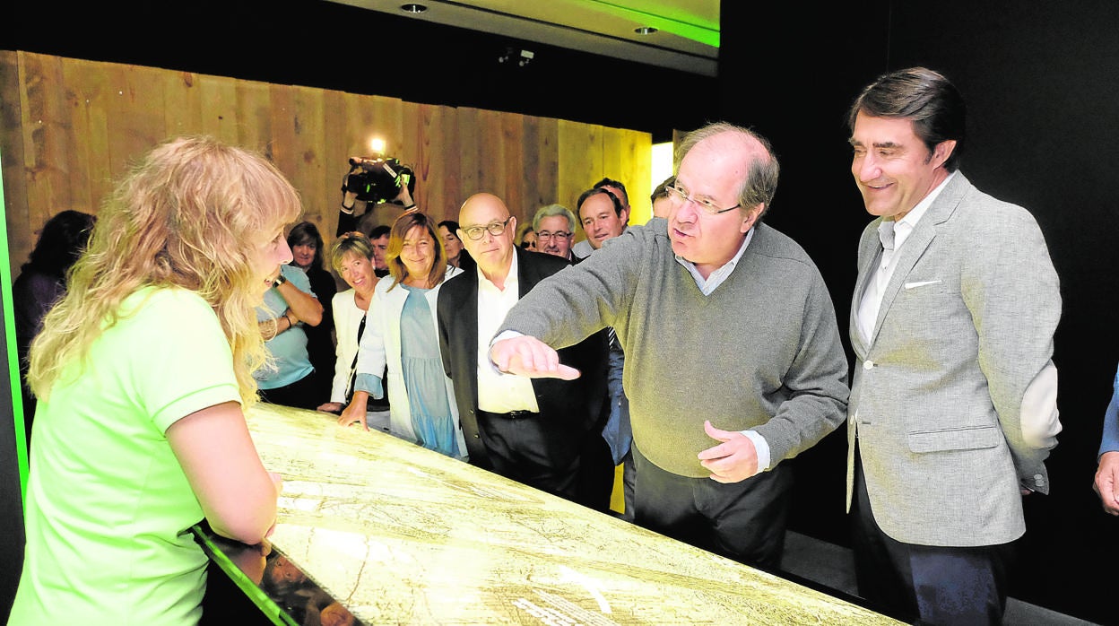 El presidente de la Junta y el consejero de Fomento en la Casa del Parque de San Zadornil (Burgos)