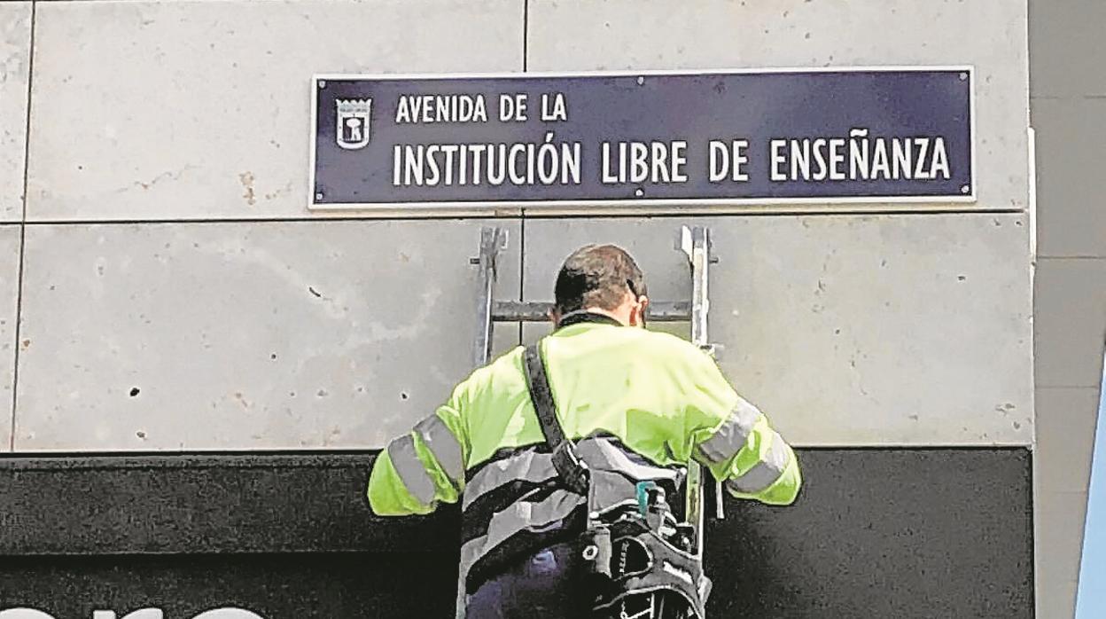 Un operario coloca una de las nuevas placas en la antigua avenida de los Hermanos García Noblejas