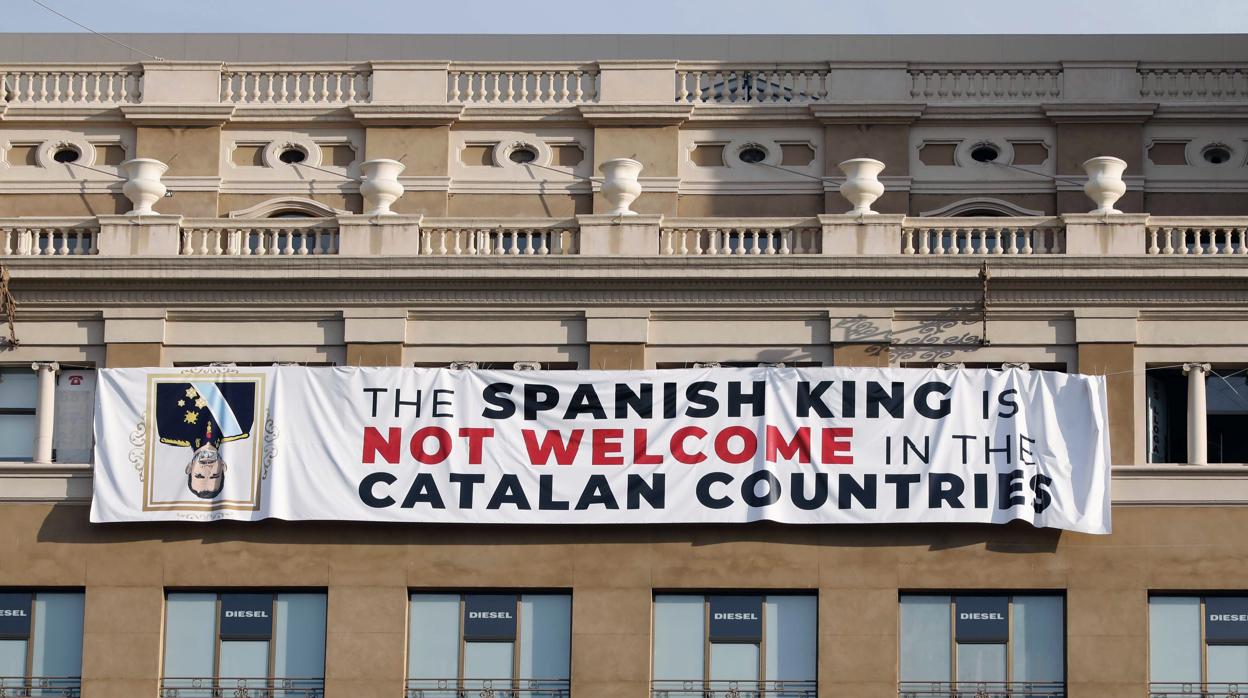 Pancarta en contra del Rey en la fachada de un edificio de la plaza de Cataluña