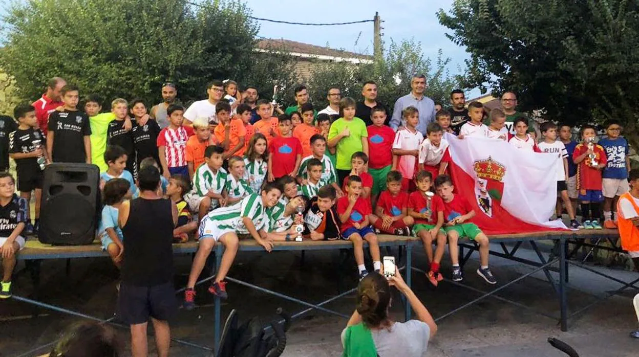 Álvaro Gutierrez posa con los equipos de fútbol de las categorías de prebenjamín, benjamín y cadete