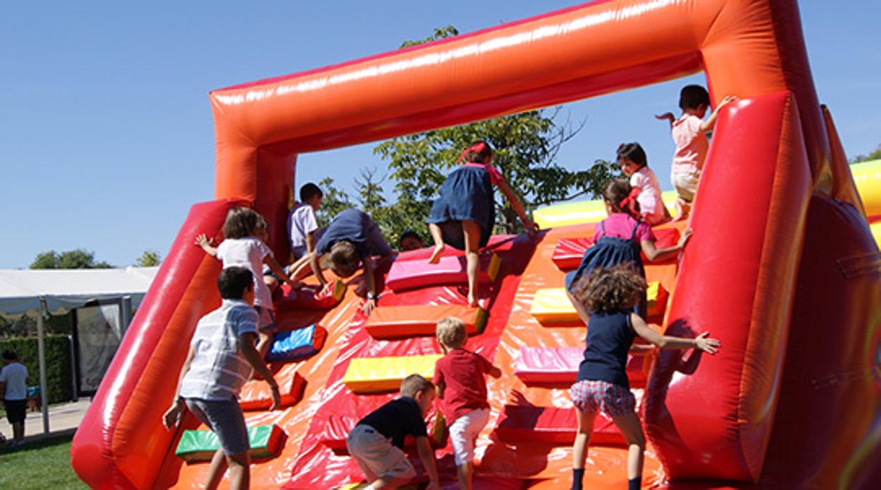 Además de castillos hinchables, se podrá disfrutar de actividades como juegos populares y karaoke