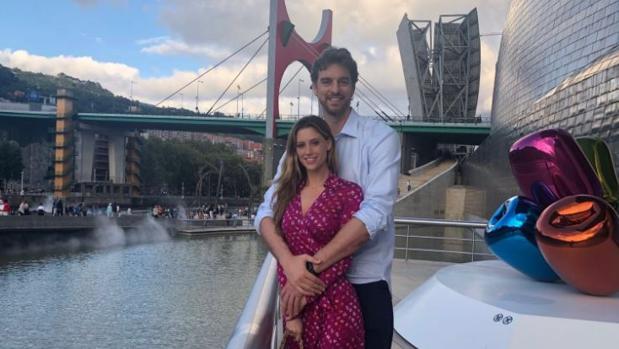 Pau Gasol, de ruta cultural por el Guggenheim de Bilbao en compañía de su novia