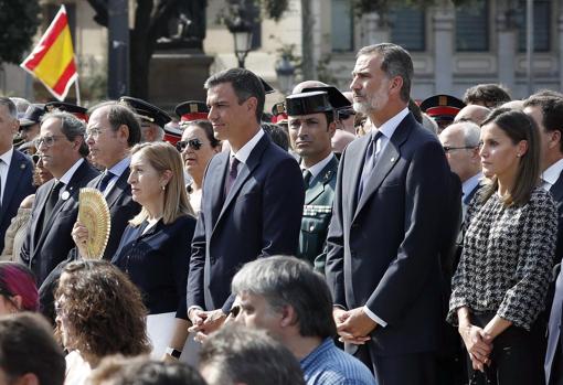 Los Reyes assisten al homenaje del 17-A junto al presidente del Gobierno, Pedro Sánchez y al presidente de la Generalitat, Quim Torra