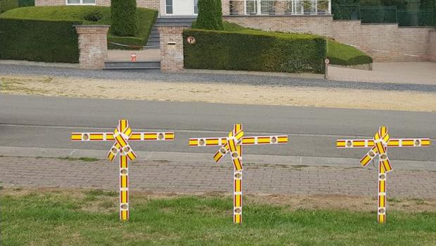 Colocan cruces con la bandera de España frente a la casa de Puigdemont en Waterloo