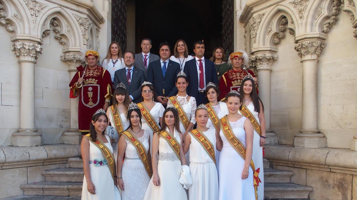 Miembros de la corporación municipal con las damas de la feria