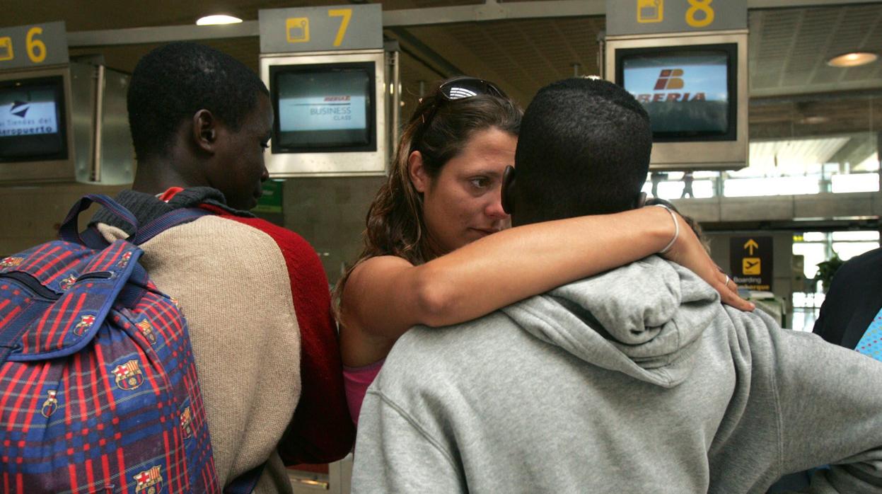 Una educadora despide en el aeropuerto a dos menores trasladados a un centro de otra provincia
