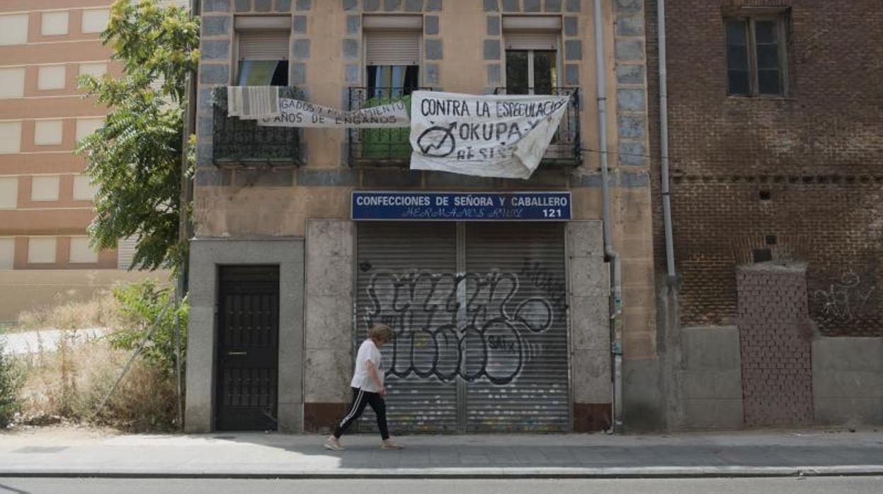 La dejadez y la falta de inversión en el barrio de Valdeacederas hace que se corten calles por baches que no se reparan, que haya okupaciones junto a bloques de realojo sin entregar (arriba) o casas sin retranquear (abajo)