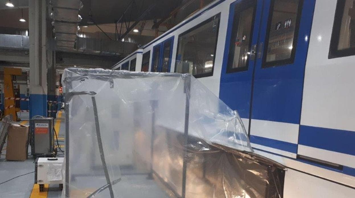 Trabajos de desamiantado en un vagón de Metro con elementos que contienen asbesto