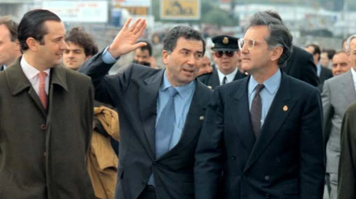 Blanco Rouco, en el centro, departe con el entonces ministro de Fomento, Rafael Arias Salgado, tras el accidente en el Puente de As Pías