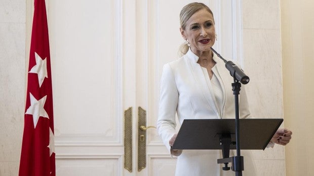 La juez del caso máster imputa a otra de las profesoras del acta del TFM de Cifuentes