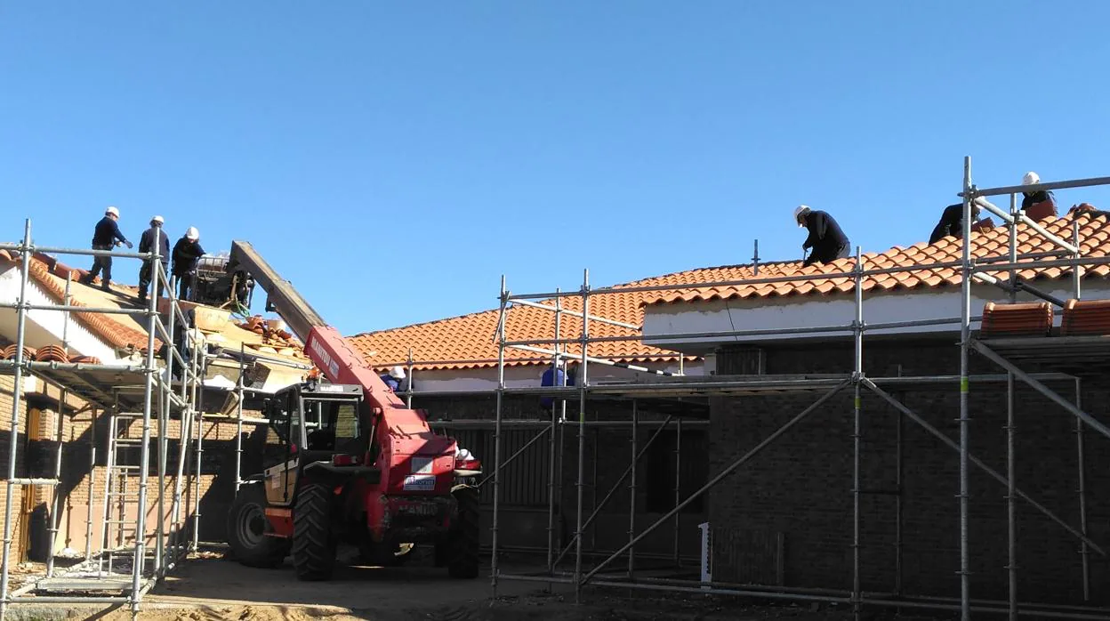 Obras de reparación en los tejados de uno de los centros educativos de la provincia