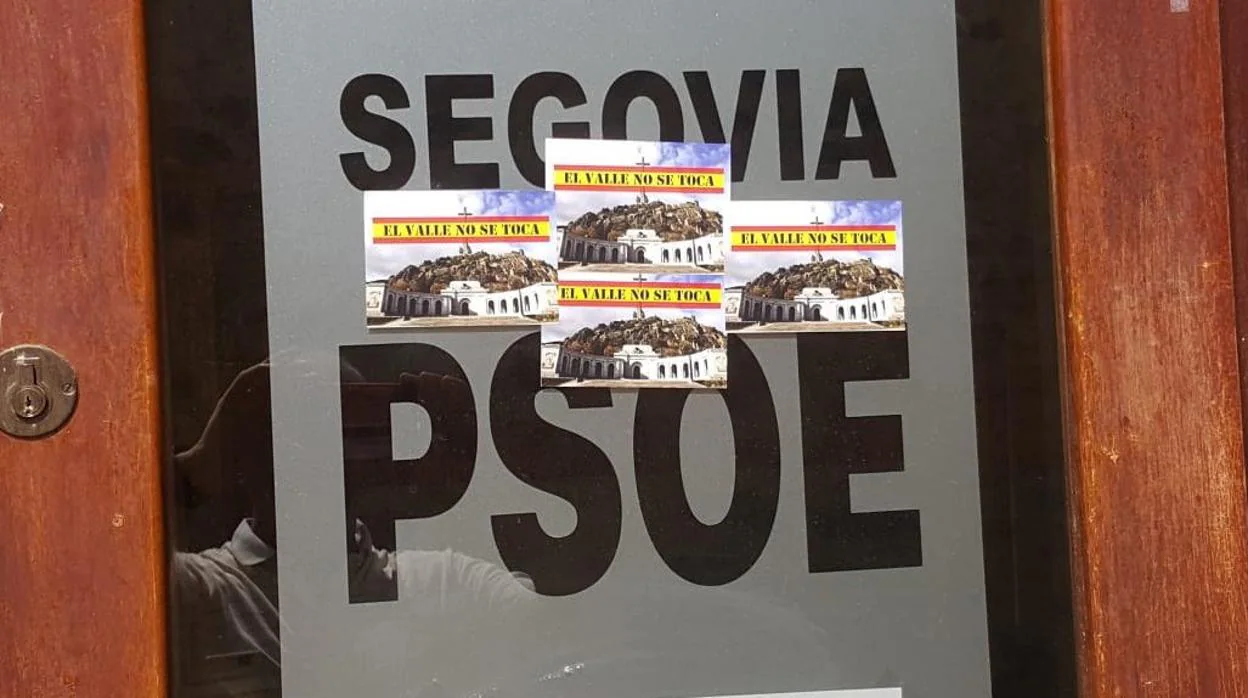 Pegatinas en la entrada de la sede del PSOE de Segovia