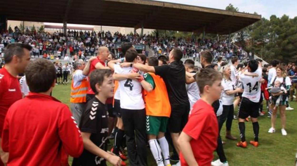 Celebración del ascenso a Segunda División B del Conquense al final de la temporada anterior