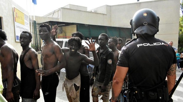 El Gobierno califica de «inaceptable» el asalto «agresivo» a la valla de Ceuta