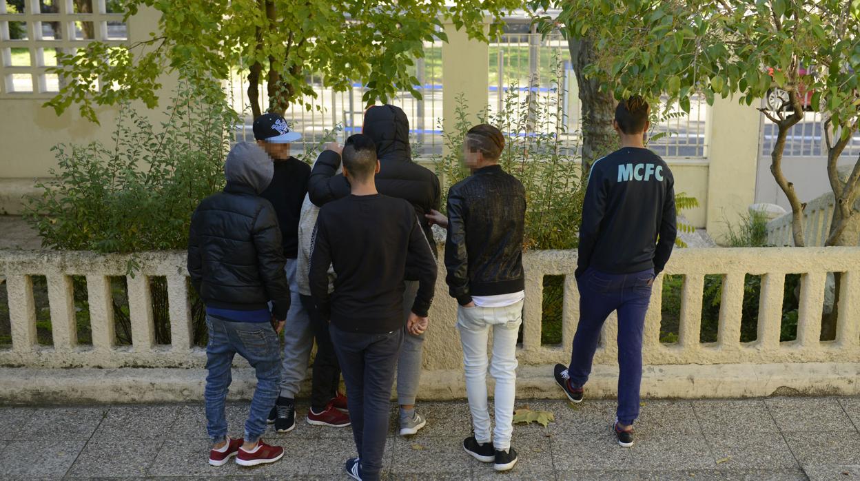 Un grupo de menores inmigrantes, en el centro de acogida de Arturo Soria, en Madrid
