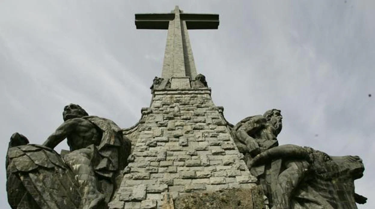Las esculturas de los dos evangelistas que sujetan la cruz del Valle de los Caídos