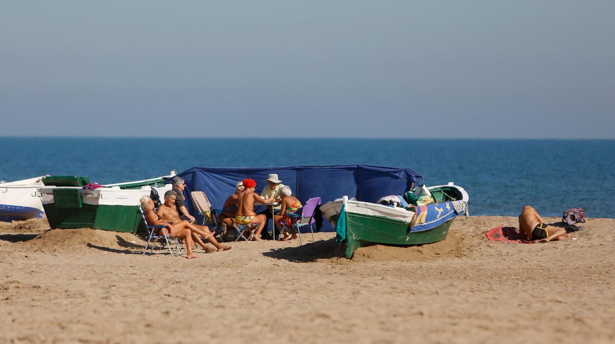 Imagen de gente que disfruta estas temperaturas en una de las playas de Valencia